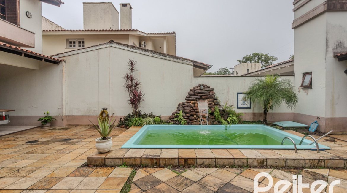 Casa à venda com 290m², 3 dormitórios, 1 suíte, 2 vagas, no bairro Ipanema em Porto Alegre