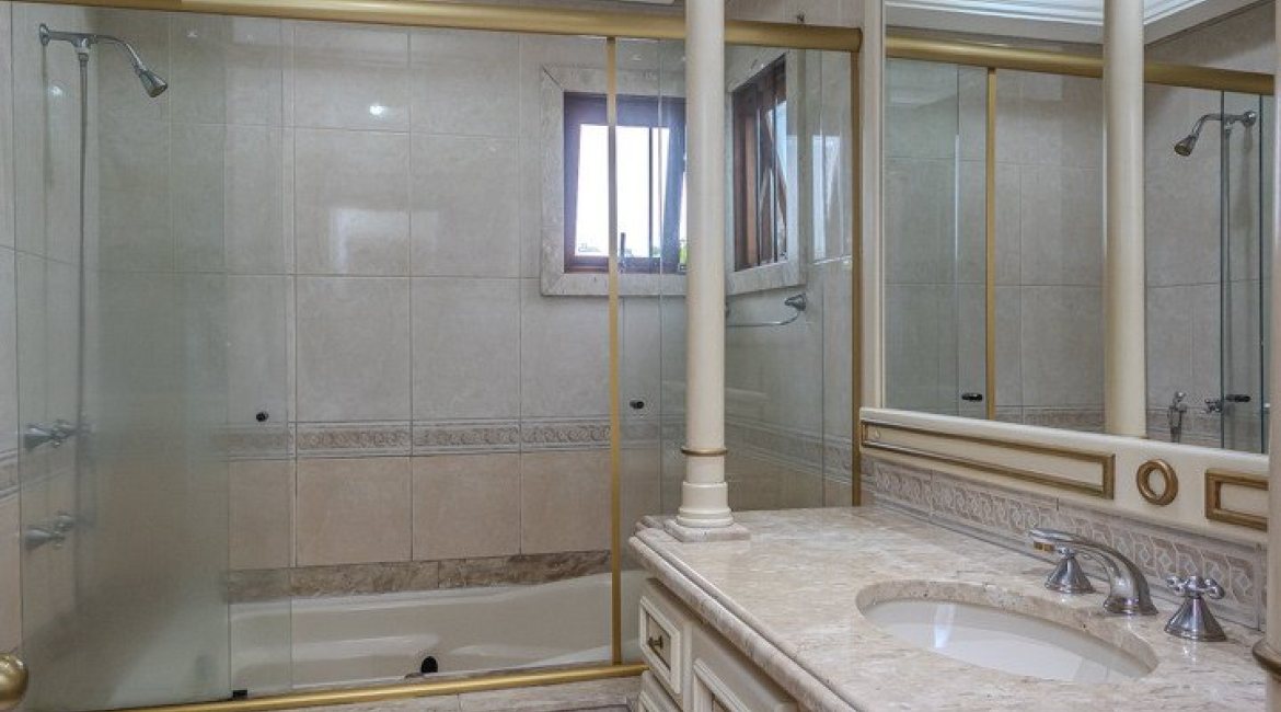 Casa à venda com 290m², 3 dormitórios, 1 suíte, 2 vagas, no bairro Ipanema em Porto Alegre