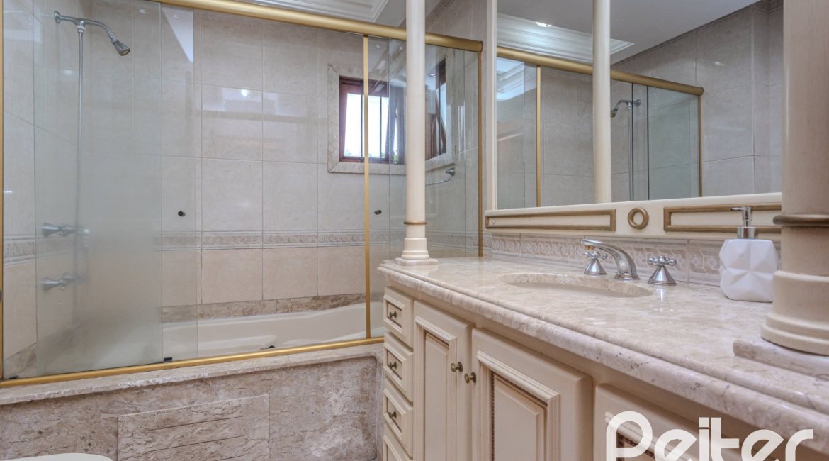 Casa à venda com 290m², 3 dormitórios, 1 suíte, 2 vagas, no bairro Ipanema em Porto Alegre