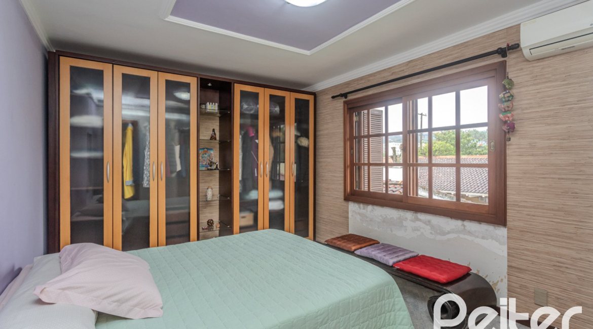 Casa à venda com 290m², 3 dormitórios, 1 suíte, 2 vagas, no bairro Ipanema em Porto Alegre