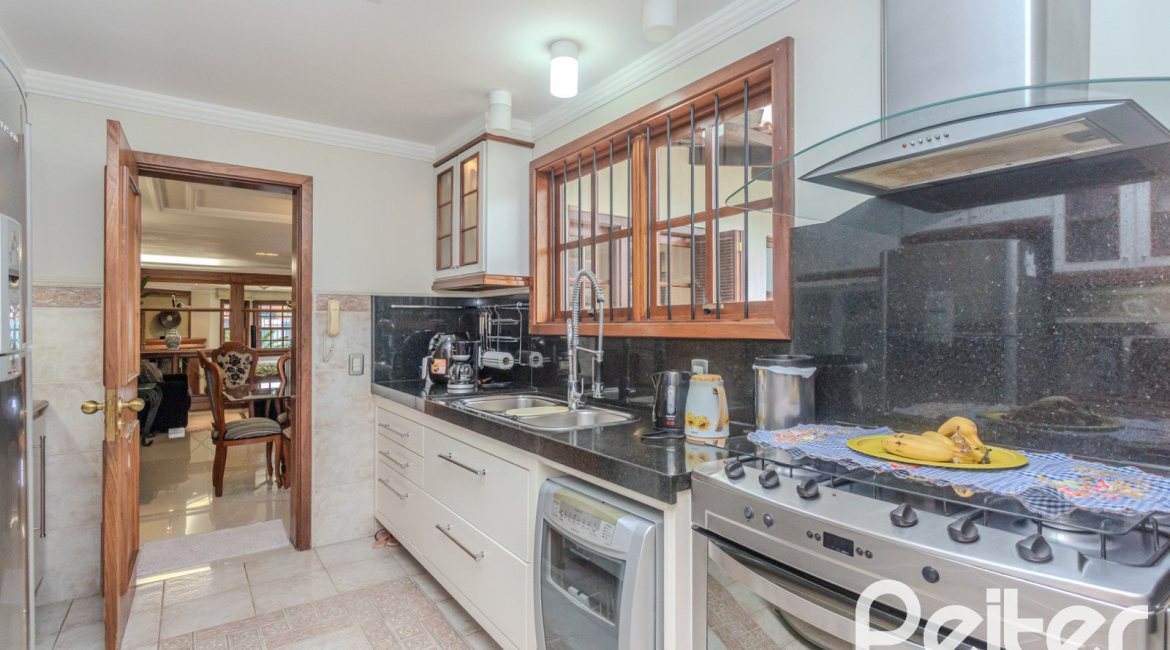 Casa à venda com 290m², 3 dormitórios, 1 suíte, 2 vagas, no bairro Ipanema em Porto Alegre
