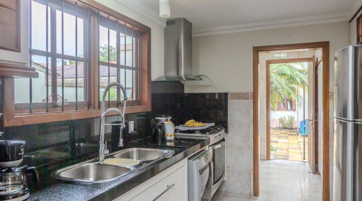 Casa à venda com 290m², 3 dormitórios, 1 suíte, 2 vagas, no bairro Ipanema em Porto Alegre