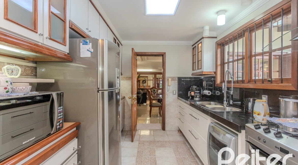 Casa à venda com 290m², 3 dormitórios, 1 suíte, 2 vagas, no bairro Ipanema em Porto Alegre