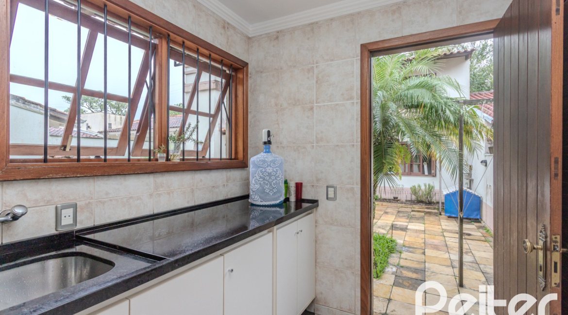 Casa à venda com 290m², 3 dormitórios, 1 suíte, 2 vagas, no bairro Ipanema em Porto Alegre
