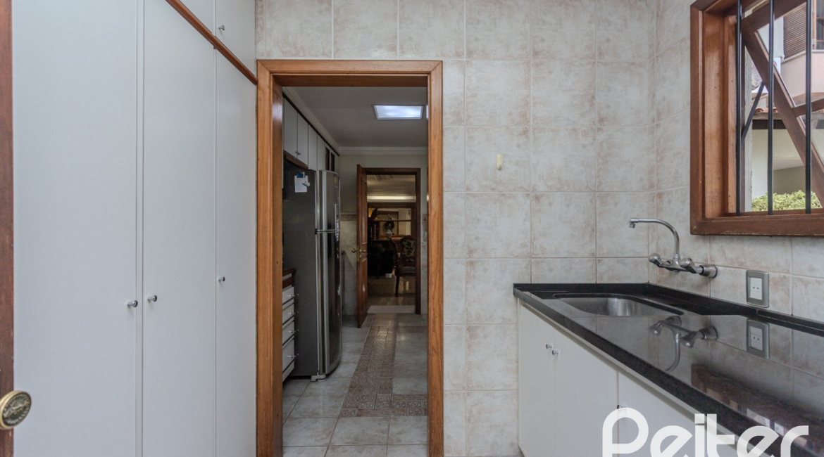 Casa à venda com 290m², 3 dormitórios, 1 suíte, 2 vagas, no bairro Ipanema em Porto Alegre