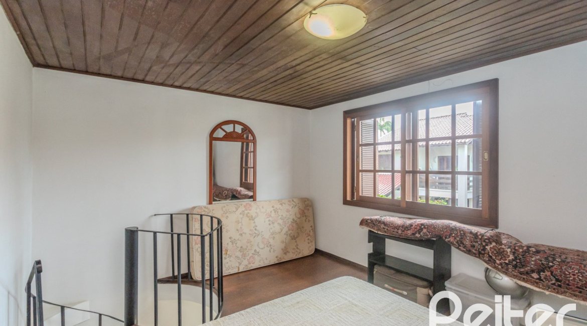 Casa à venda com 290m², 3 dormitórios, 1 suíte, 2 vagas, no bairro Ipanema em Porto Alegre