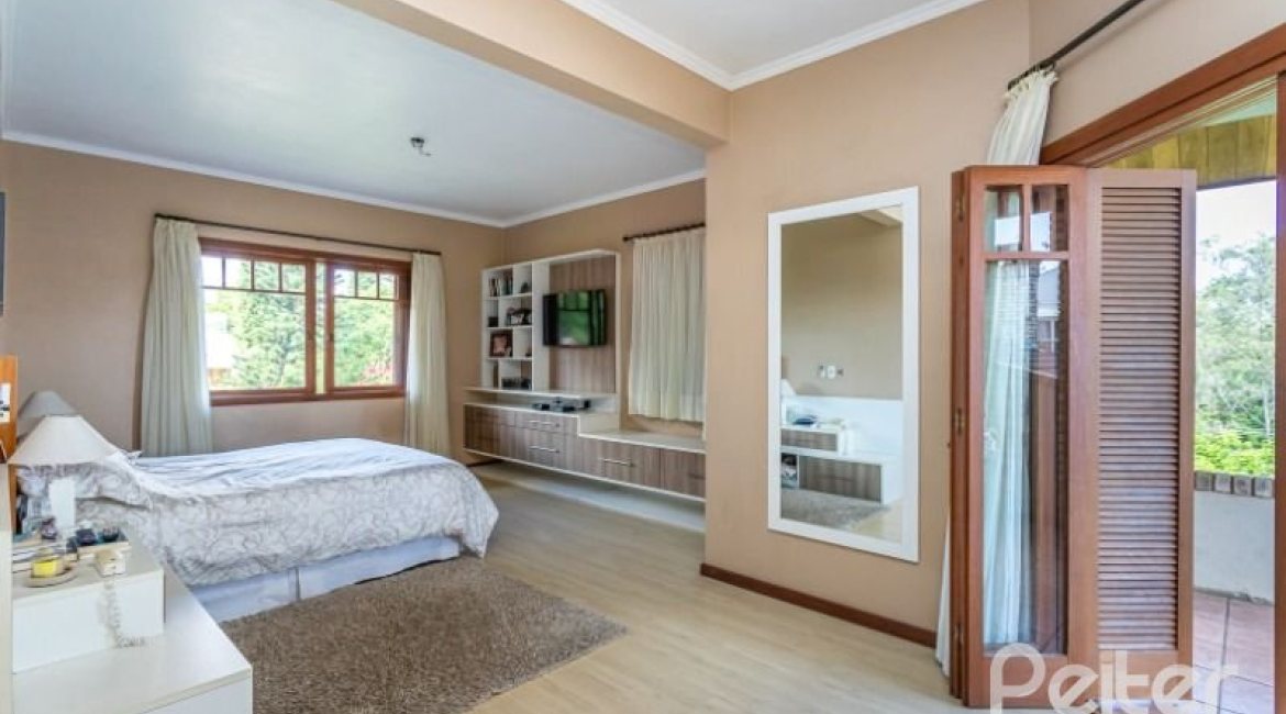 Casa em Condomínio à venda com 600m², 5 dormitórios, 5 suítes, 4 vagas, no bairro Cavalhada em Porto Alegre