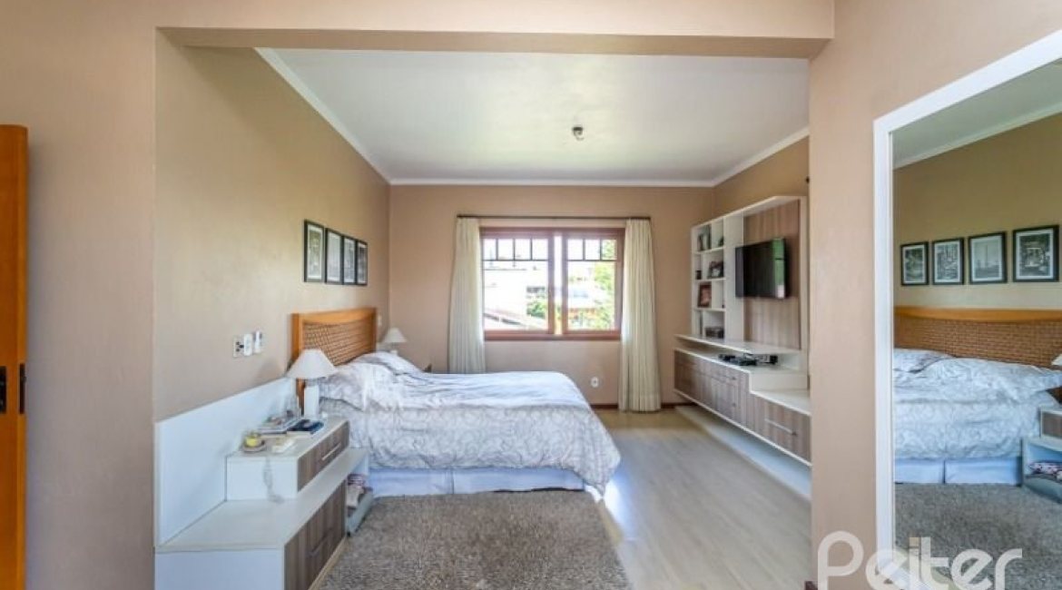 Casa em Condomínio à venda com 600m², 5 dormitórios, 5 suítes, 4 vagas, no bairro Cavalhada em Porto Alegre