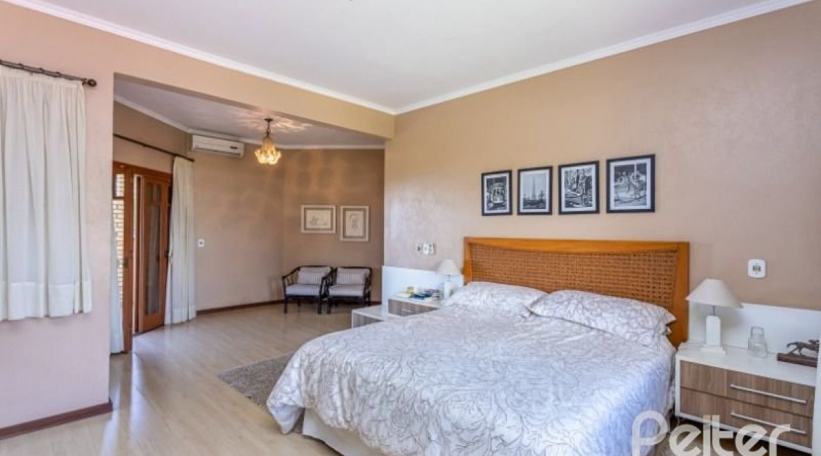 Casa em Condomínio à venda com 600m², 5 dormitórios, 5 suítes, 4 vagas, no bairro Cavalhada em Porto Alegre