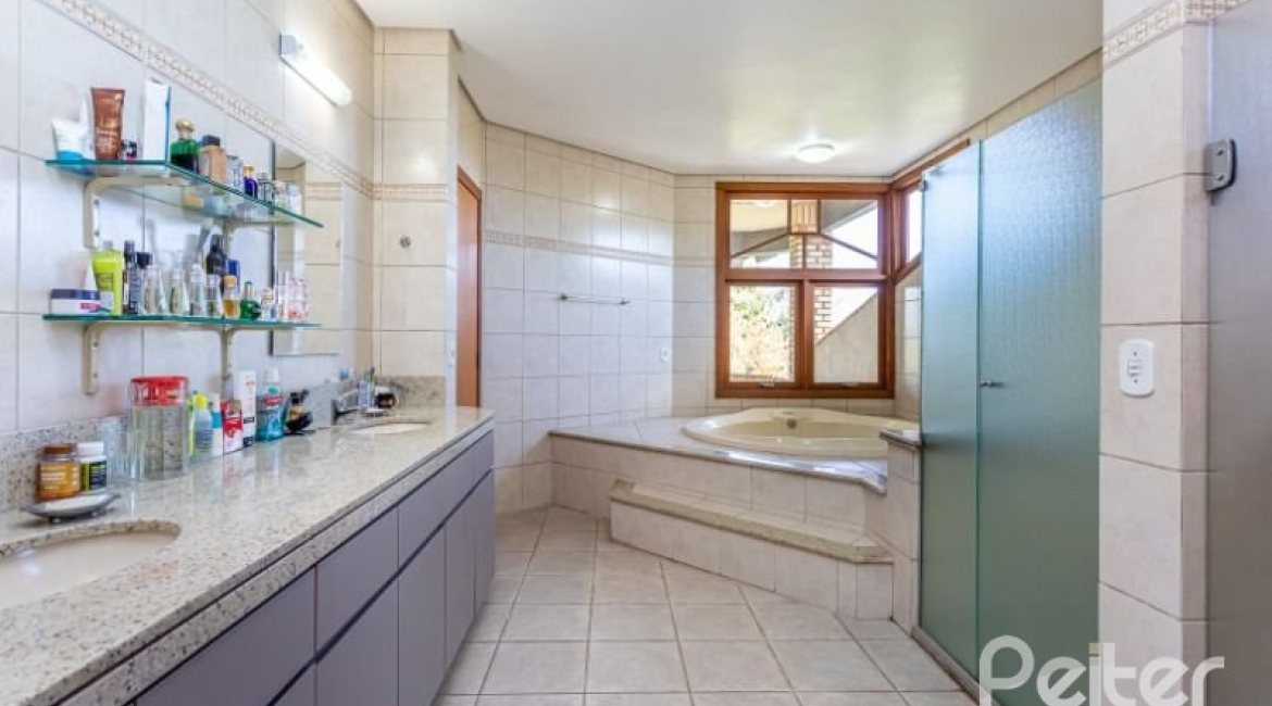 Casa em Condomínio à venda com 600m², 5 dormitórios, 5 suítes, 4 vagas, no bairro Cavalhada em Porto Alegre