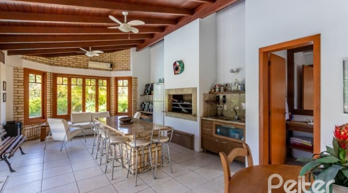 Casa em Condomínio à venda com 600m², 5 dormitórios, 5 suítes, 4 vagas, no bairro Cavalhada em Porto Alegre