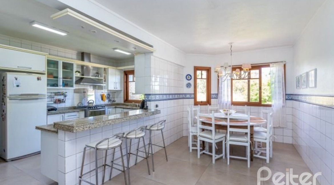 Casa em Condomínio à venda com 600m², 5 dormitórios, 5 suítes, 4 vagas, no bairro Cavalhada em Porto Alegre