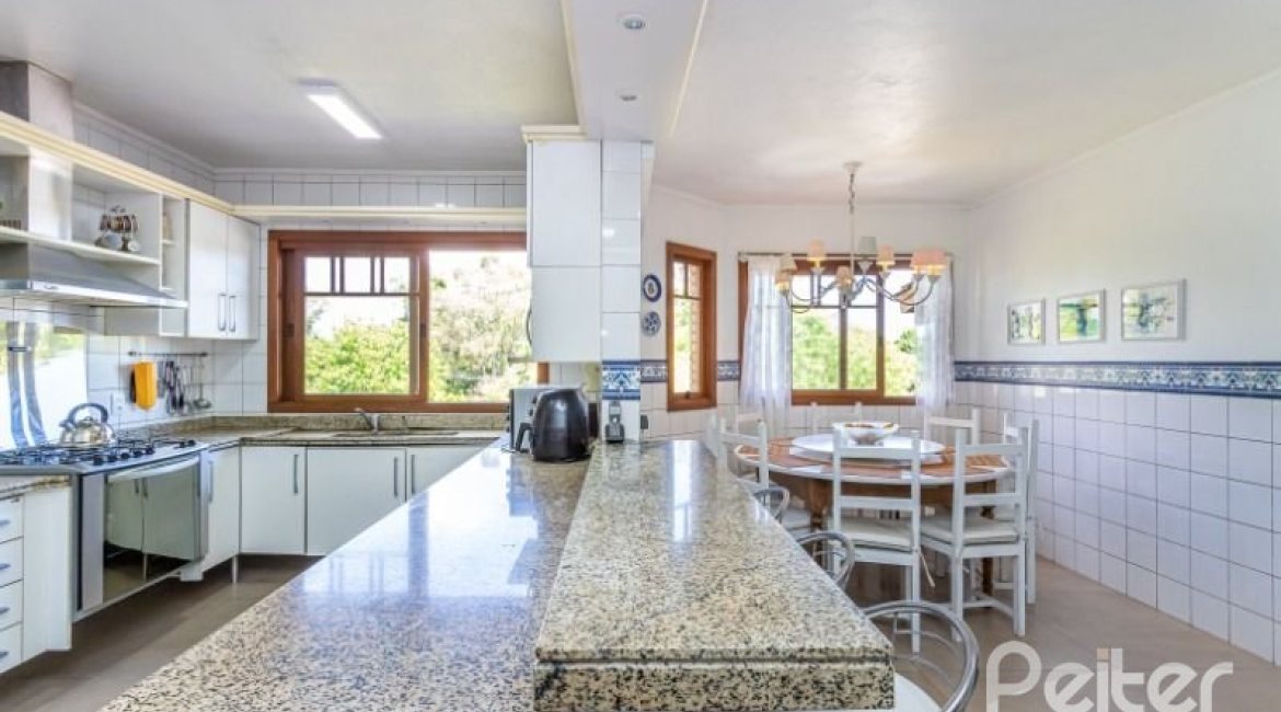 Casa em Condomínio à venda com 600m², 5 dormitórios, 5 suítes, 4 vagas, no bairro Cavalhada em Porto Alegre