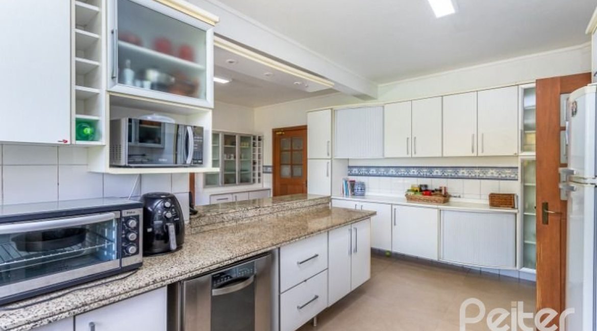 Casa em Condomínio à venda com 600m², 5 dormitórios, 5 suítes, 4 vagas, no bairro Cavalhada em Porto Alegre