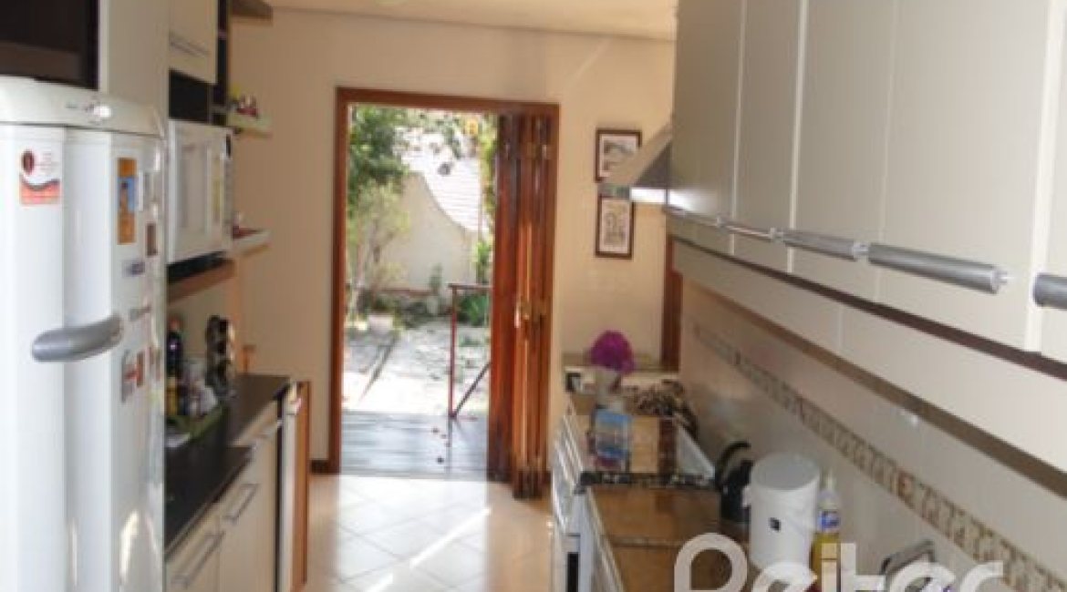 Casa à venda com 250m², 3 dormitórios, 1 suíte, 2 vagas, no bairro Ipanema em Porto Alegre