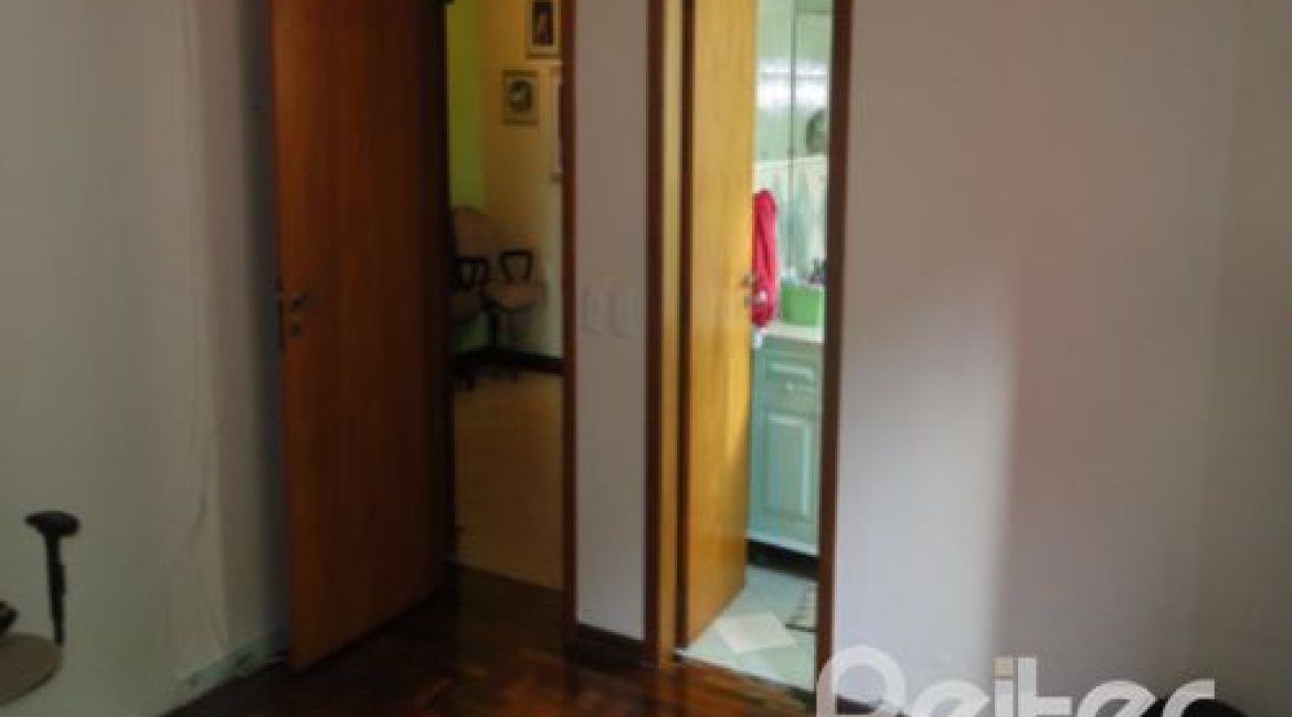 Casa à venda com 250m², 3 dormitórios, 1 suíte, 2 vagas, no bairro Ipanema em Porto Alegre