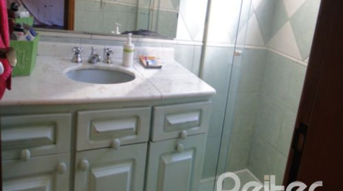 Casa à venda com 250m², 3 dormitórios, 1 suíte, 2 vagas, no bairro Ipanema em Porto Alegre