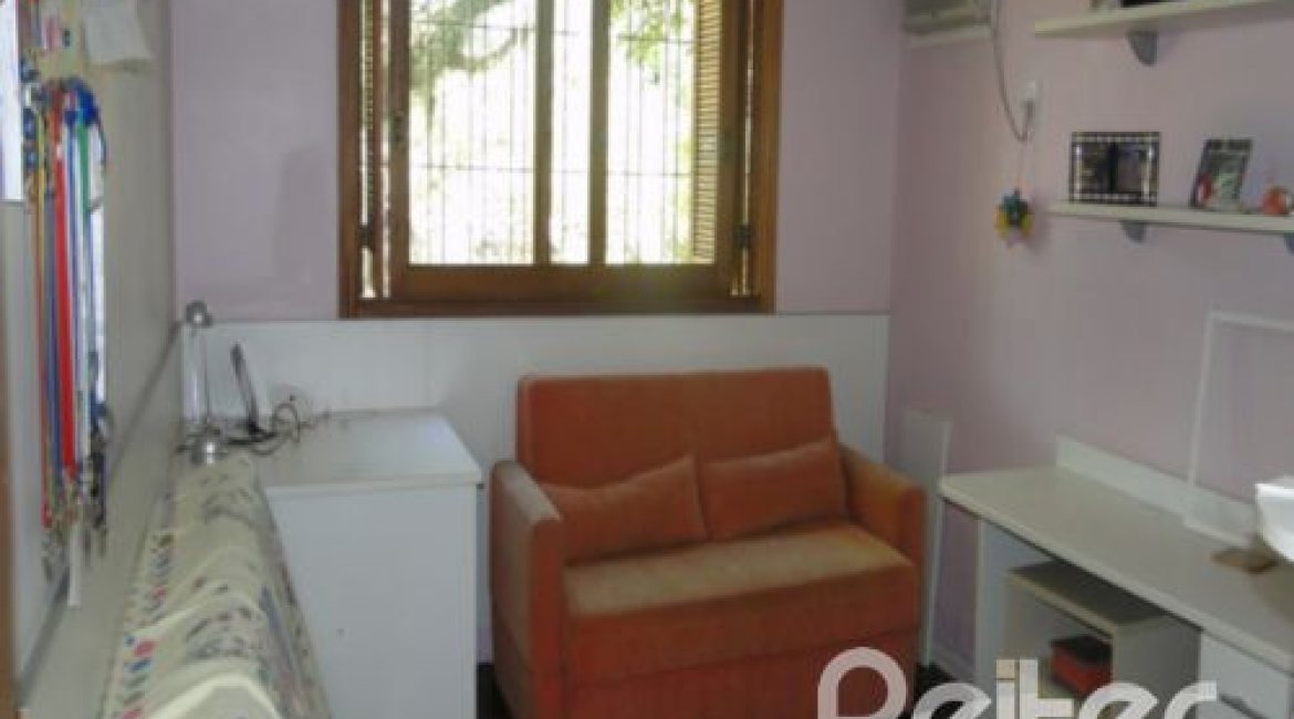 Casa à venda com 250m², 3 dormitórios, 1 suíte, 2 vagas, no bairro Ipanema em Porto Alegre