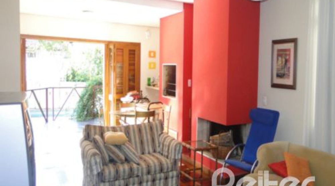 Casa à venda com 250m², 3 dormitórios, 1 suíte, 2 vagas, no bairro Ipanema em Porto Alegre