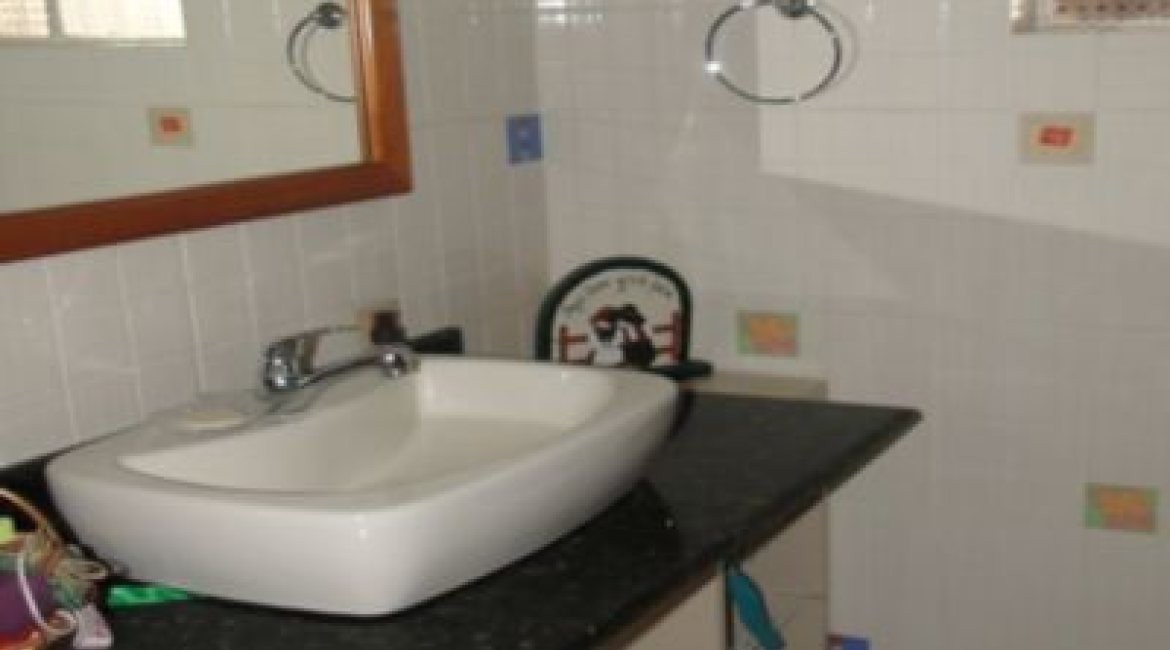 Casa à venda com 250m², 3 dormitórios, 1 suíte, 2 vagas, no bairro Ipanema em Porto Alegre