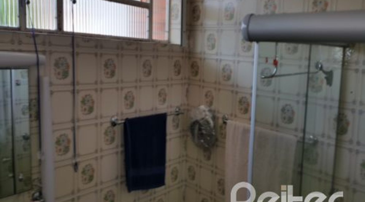 Casa à venda com 428m², 5 dormitórios, 4 suítes, 8 vagas, no bairro Vila Assunção em Porto Alegre