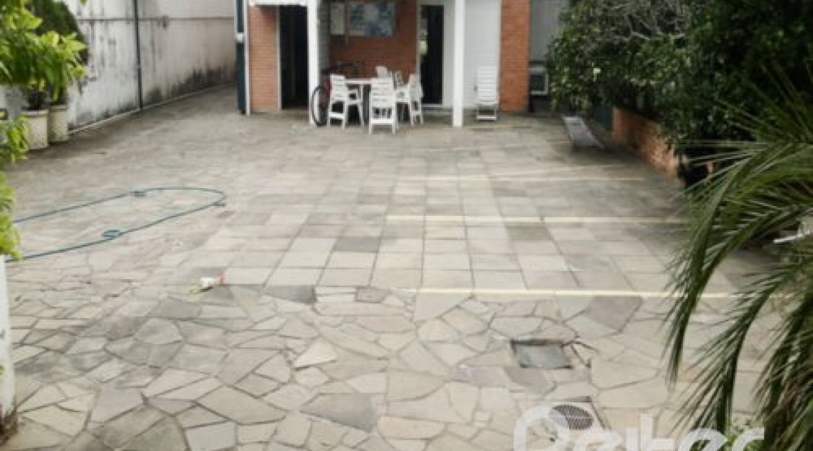 Casa à venda com 428m², 5 dormitórios, 4 suítes, 8 vagas, no bairro Vila Assunção em Porto Alegre