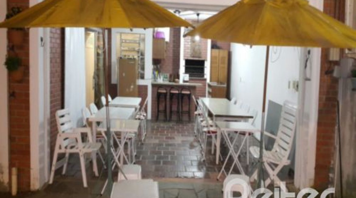 Casa à venda com 428m², 5 dormitórios, 4 suítes, 8 vagas, no bairro Vila Assunção em Porto Alegre