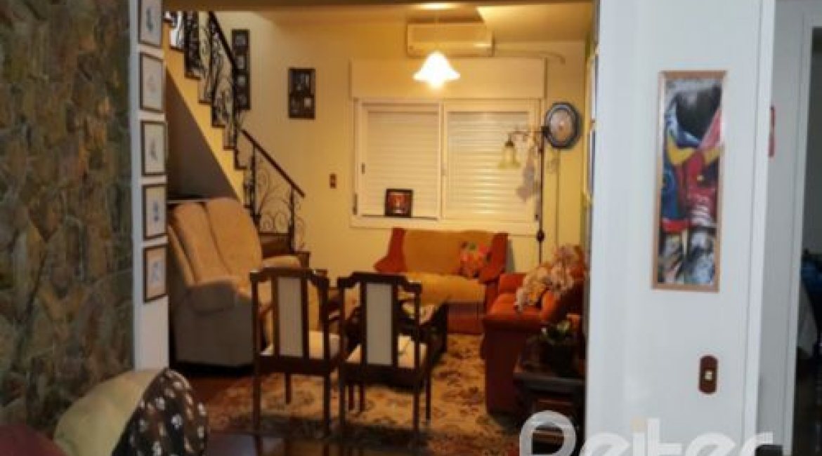 Casa à venda com 428m², 5 dormitórios, 4 suítes, 8 vagas, no bairro Vila Assunção em Porto Alegre