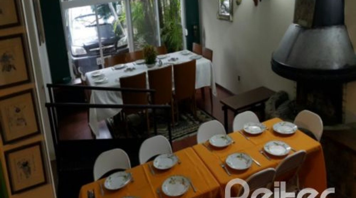 Casa à venda com 428m², 5 dormitórios, 4 suítes, 8 vagas, no bairro Vila Assunção em Porto Alegre