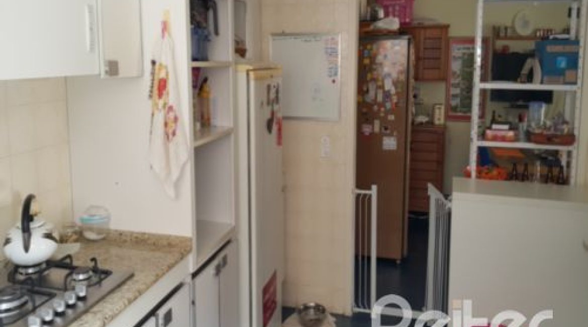 Casa à venda com 428m², 5 dormitórios, 4 suítes, 8 vagas, no bairro Vila Assunção em Porto Alegre