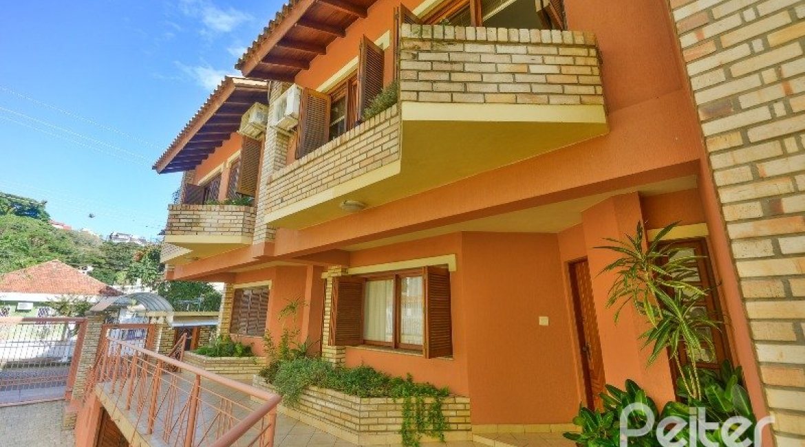 Casa em Condomínio à venda com 252m², 3 dormitórios, 1 suíte, 3 vagas, no bairro Tristeza em Porto Alegre