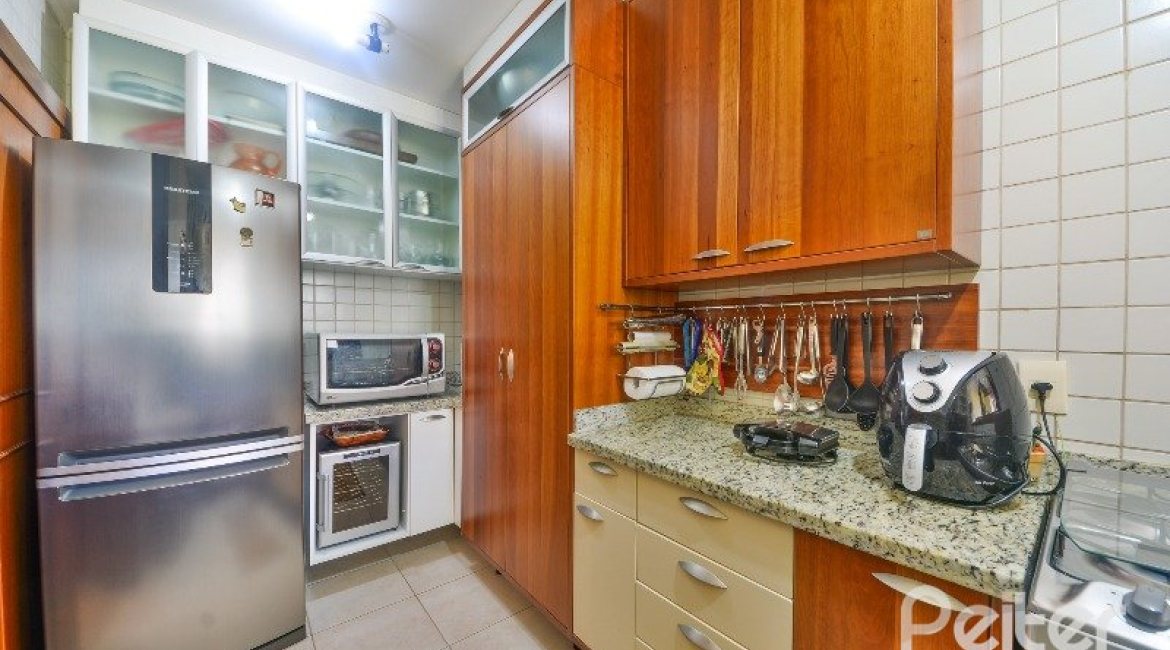 Casa em Condomínio à venda com 252m², 3 dormitórios, 1 suíte, 3 vagas, no bairro Tristeza em Porto Alegre