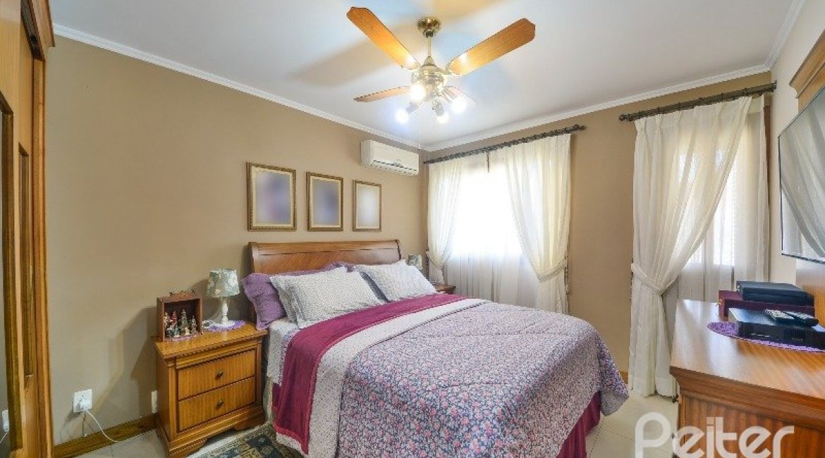 Casa em Condomínio à venda com 252m², 3 dormitórios, 1 suíte, 3 vagas, no bairro Tristeza em Porto Alegre