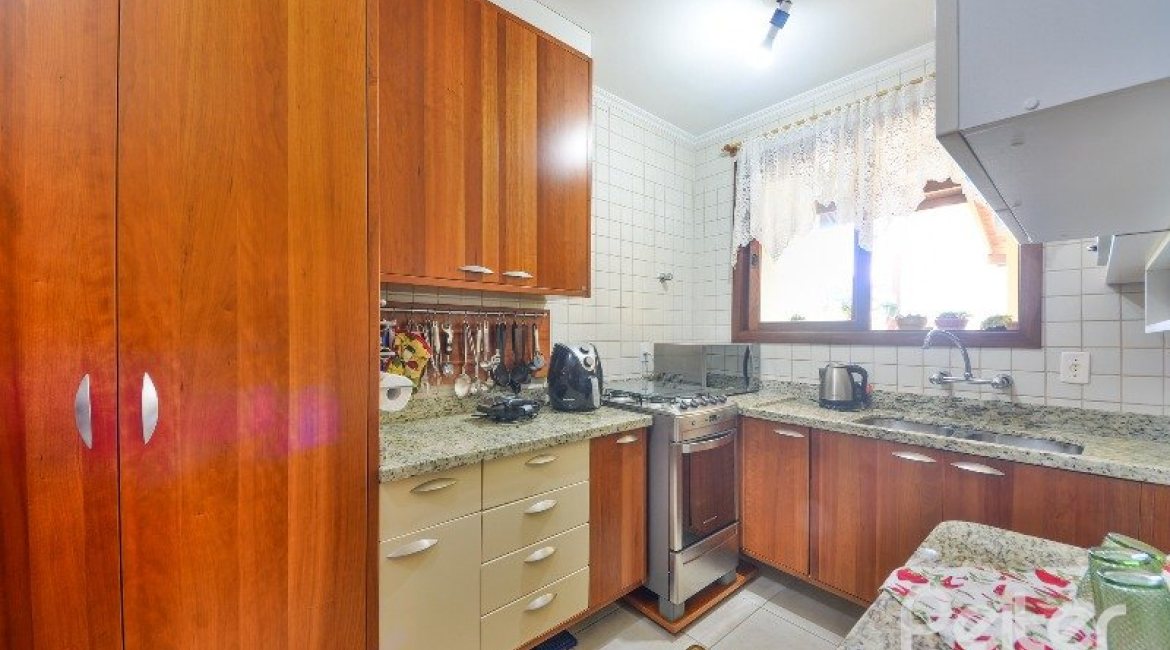 Casa em Condomínio à venda com 252m², 3 dormitórios, 1 suíte, 3 vagas, no bairro Tristeza em Porto Alegre