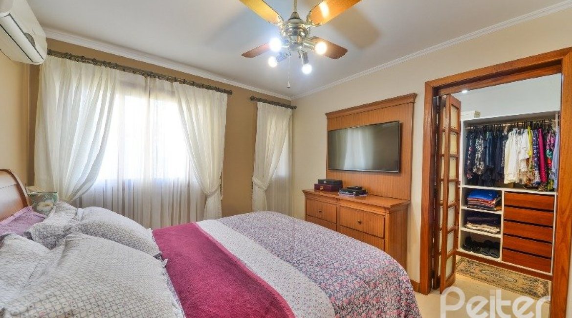 Casa em Condomínio à venda com 252m², 3 dormitórios, 1 suíte, 3 vagas, no bairro Tristeza em Porto Alegre