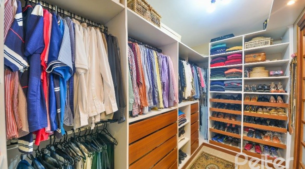 Casa em Condomínio à venda com 252m², 3 dormitórios, 1 suíte, 3 vagas, no bairro Tristeza em Porto Alegre