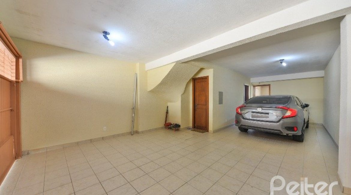 Casa em Condomínio à venda com 252m², 3 dormitórios, 1 suíte, 3 vagas, no bairro Tristeza em Porto Alegre