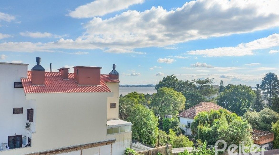 Casa em Condomínio à venda com 252m², 3 dormitórios, 1 suíte, 3 vagas, no bairro Tristeza em Porto Alegre