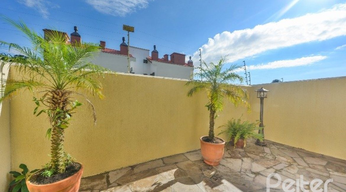 Casa em Condomínio à venda com 252m², 3 dormitórios, 1 suíte, 3 vagas, no bairro Tristeza em Porto Alegre