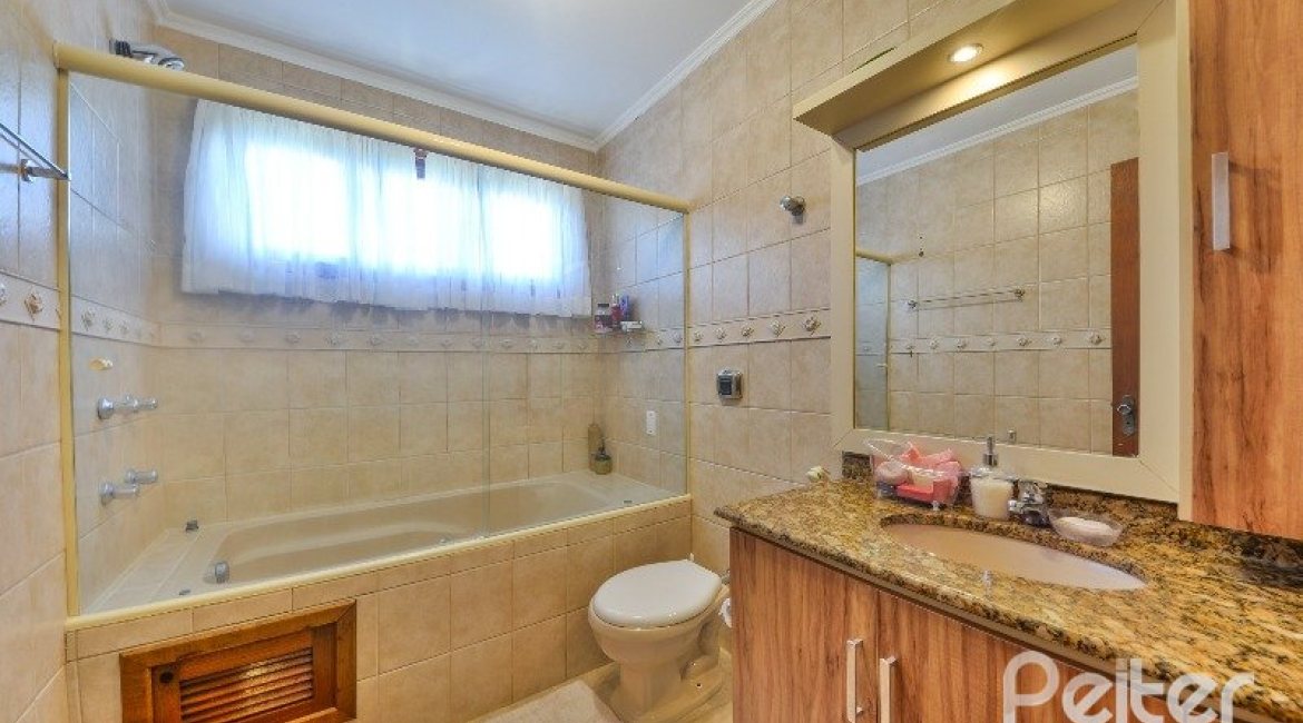 Casa em Condomínio à venda com 252m², 3 dormitórios, 1 suíte, 3 vagas, no bairro Tristeza em Porto Alegre