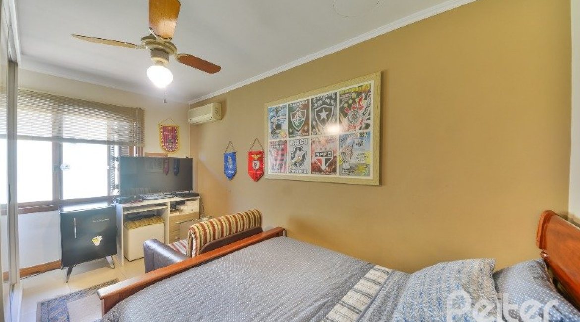 Casa em Condomínio à venda com 252m², 3 dormitórios, 1 suíte, 3 vagas, no bairro Tristeza em Porto Alegre