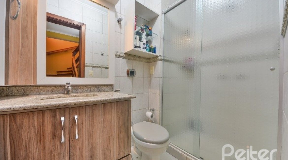 Casa em Condomínio à venda com 252m², 3 dormitórios, 1 suíte, 3 vagas, no bairro Tristeza em Porto Alegre