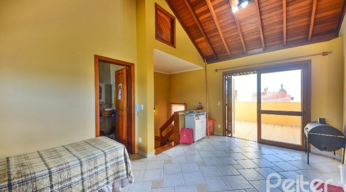 Casa em Condomínio à venda com 252m², 3 dormitórios, 1 suíte, 3 vagas, no bairro Tristeza em Porto Alegre