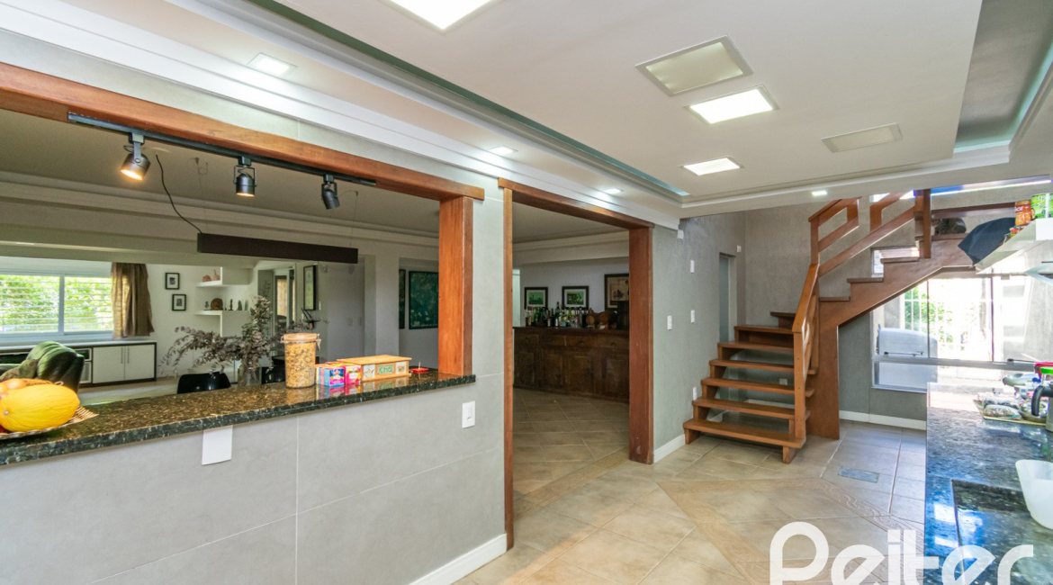 Casa à venda com 400m², 3 dormitórios, 2 suítes, 4 vagas, no bairro Jardim Isabel em Porto Alegre