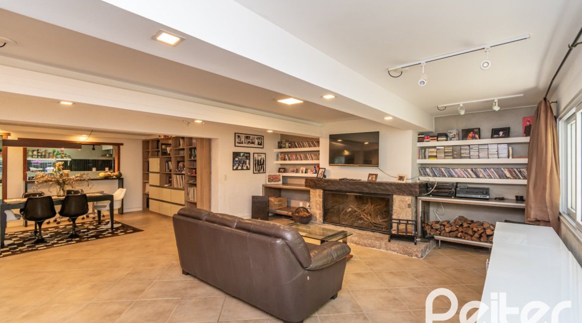 Casa à venda com 400m², 3 dormitórios, 2 suítes, 4 vagas, no bairro Jardim Isabel em Porto Alegre