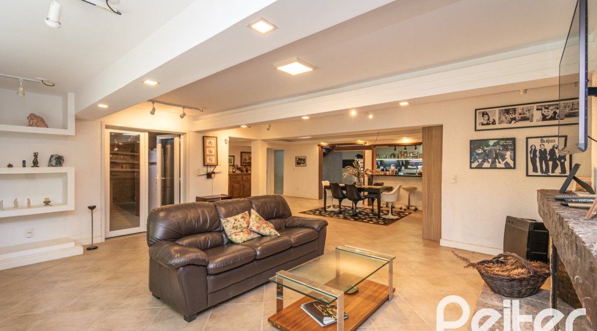 Casa à venda com 400m², 3 dormitórios, 2 suítes, 4 vagas, no bairro Jardim Isabel em Porto Alegre