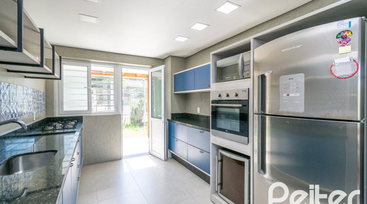 Casa à venda com 400m², 3 dormitórios, 2 suítes, 4 vagas, no bairro Jardim Isabel em Porto Alegre