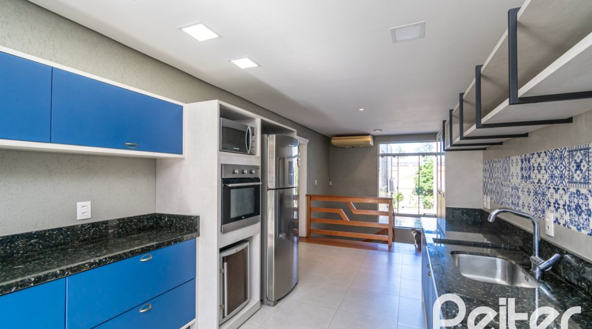 Casa à venda com 400m², 3 dormitórios, 2 suítes, 4 vagas, no bairro Jardim Isabel em Porto Alegre