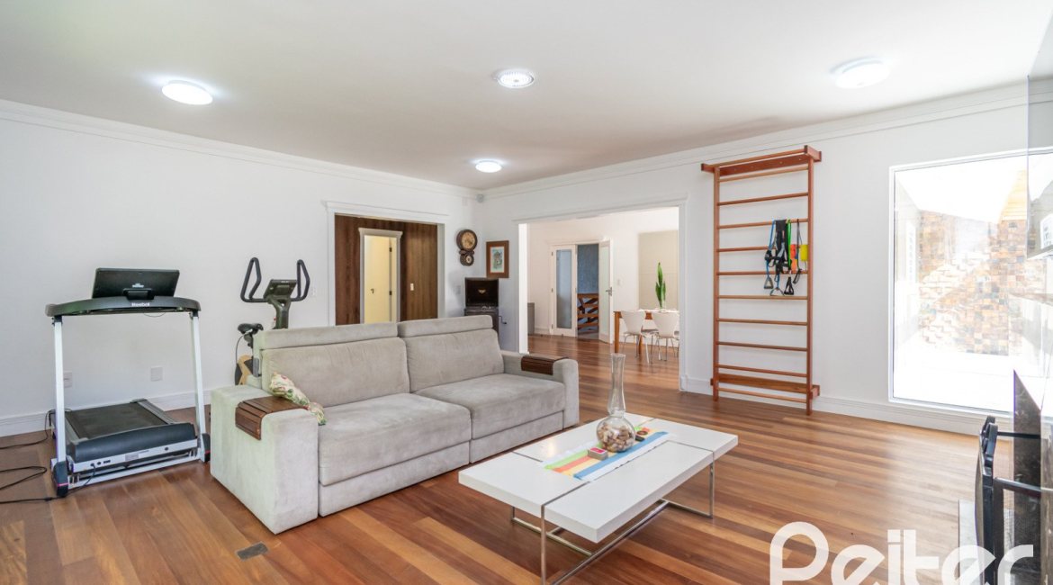 Casa à venda com 400m², 3 dormitórios, 2 suítes, 4 vagas, no bairro Jardim Isabel em Porto Alegre