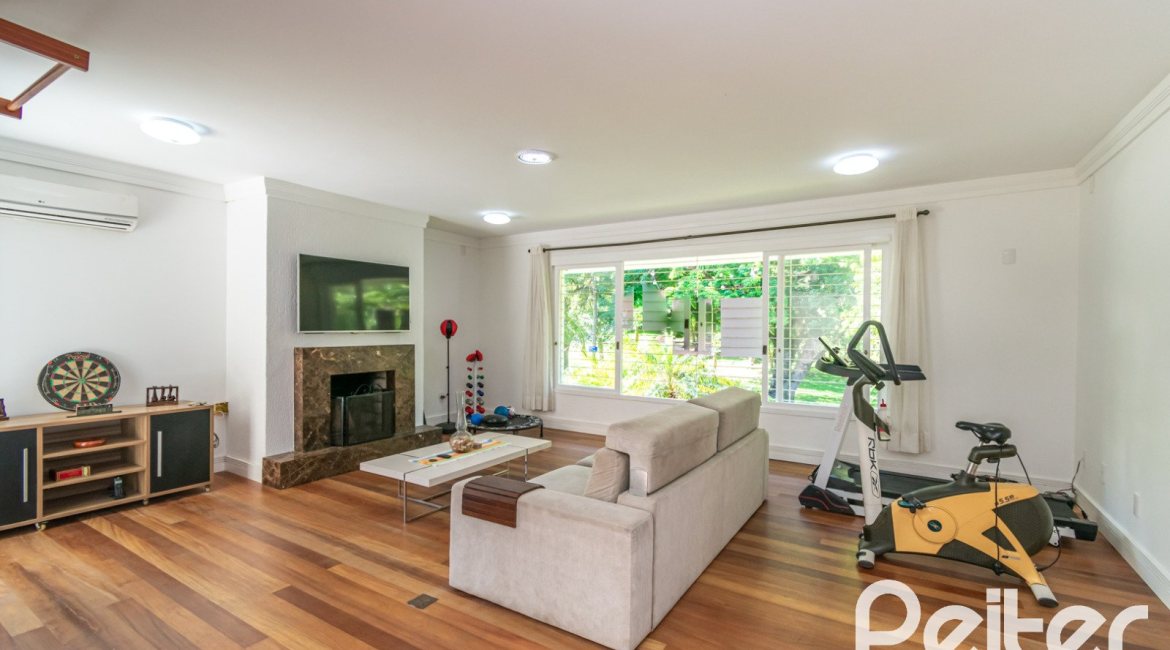 Casa à venda com 400m², 3 dormitórios, 2 suítes, 4 vagas, no bairro Jardim Isabel em Porto Alegre